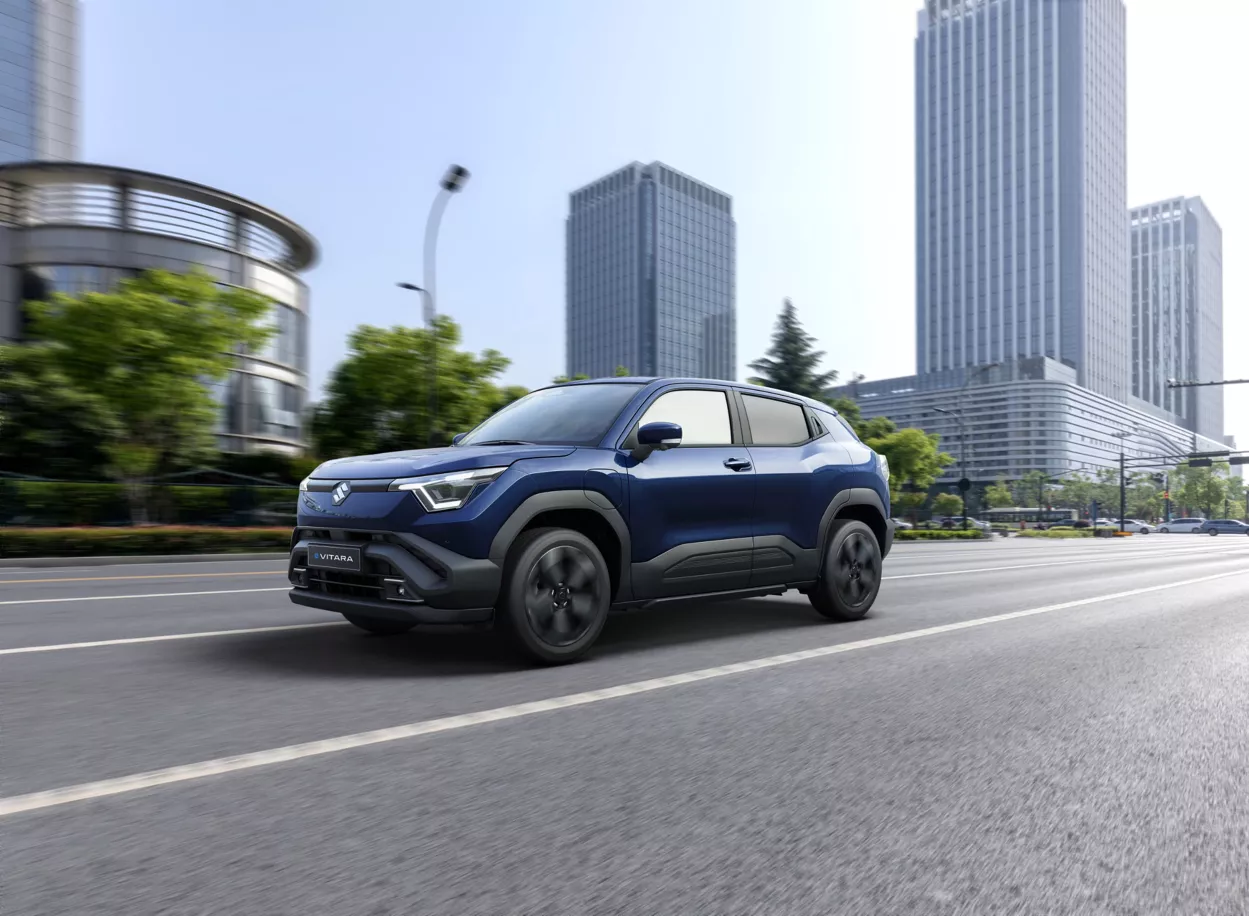 Suzuki e-Vitara σε αστικό περιβάλλον